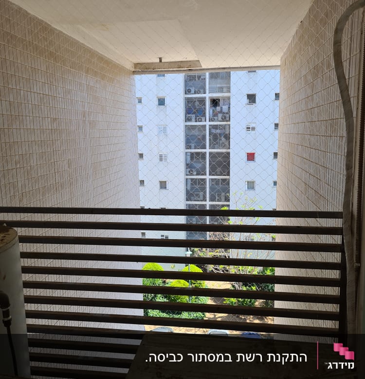 רשת הגנה מותקנת במרפסת למניעת כניסת יונים
